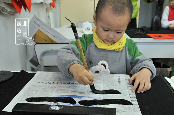 哥哥姐姐們的進步是寫春節賀詞，而我的進步是可以用墨了，歐耶?。?！