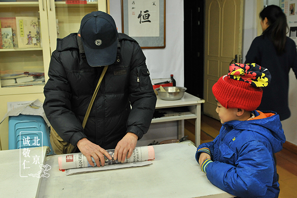 爺爺帶著孫子滿滿的祝?；丶? width=