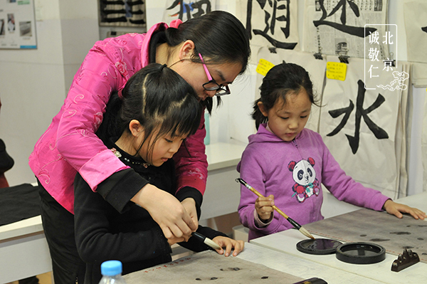 傍晚來了新學員體驗書法課，姜老師童趣生動的講解，兩位小同學在不覺中很快地寫出了人生第一點。