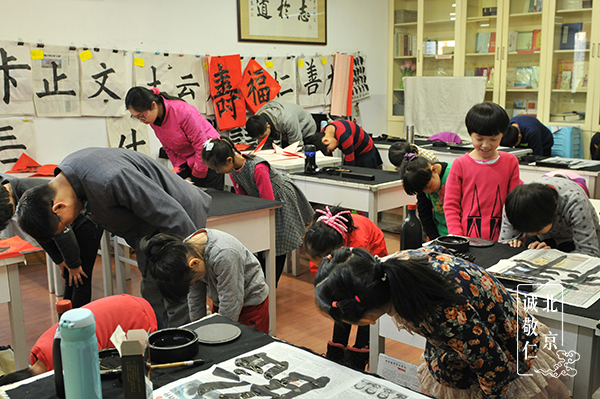 夜幕降臨，忙碌了一天的書法教室也將要迎接新的一年的到來！明年大家再次聚首時，便是共同成長的好時節！