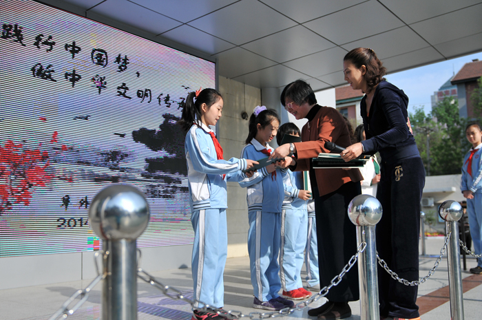 楊淑芬老師向?qū)W生代表贈(zèng)送《弟子規(guī)硬筆書法描紅》