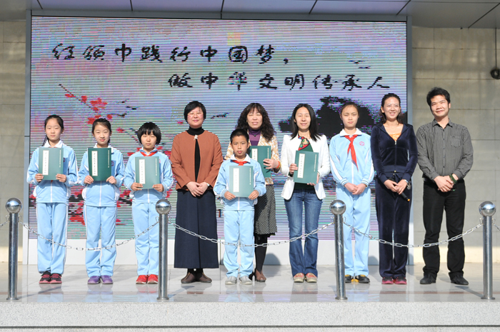 楊淑芬老師 莫華先生與受贈(zèng)師生代表合影