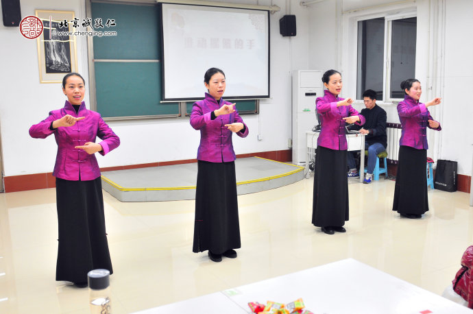 一曲《推動搖籃的手》送上新春對母親的祝福