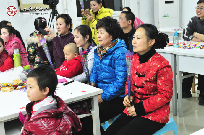 
母親們收到了新春祝福的花朵，幸福洋溢在心間。