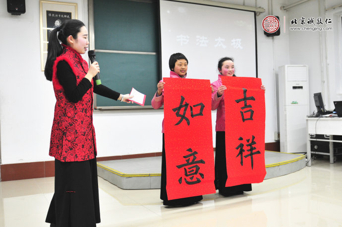 
學員的書法表演送上新春的祝福